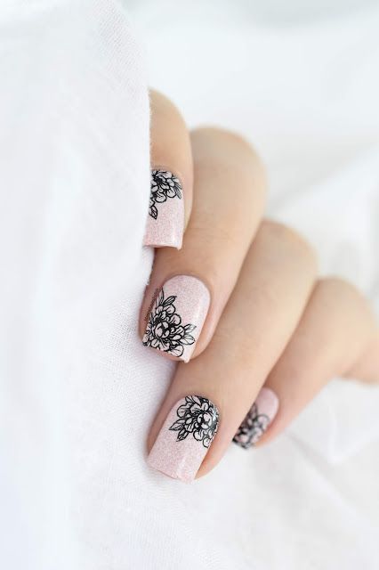 Unhas com padrão floral usando a técnica de Stamping